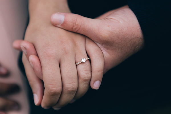 ¿Cómo elegir un anillo de compromiso en 5 pasos?