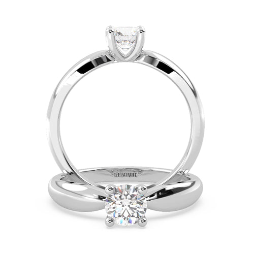 Anillo de Compromiso Solitario &quot;Tapered&quot; con Diamante de Laboratorio Corte Redondo de 0.50qt (D/E-VVS2/VVS1) en Oro de 14K