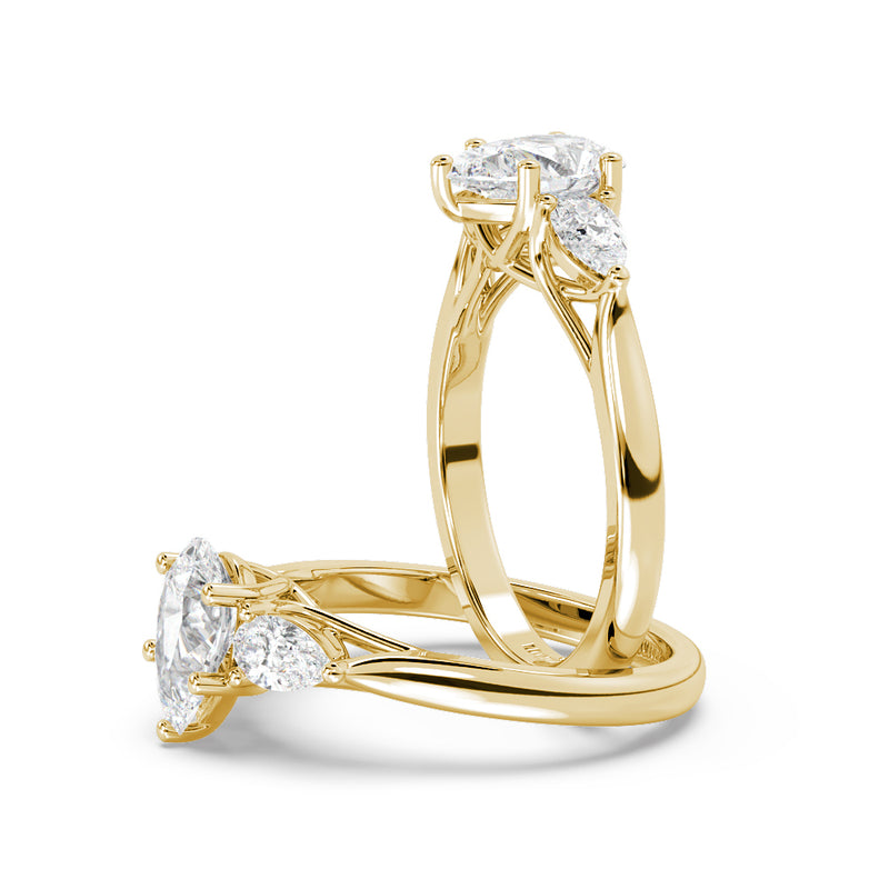 Montura Para Anillo de Compromiso Tres Piedras "Trinity Pera" en Oro Amarillo de 18K