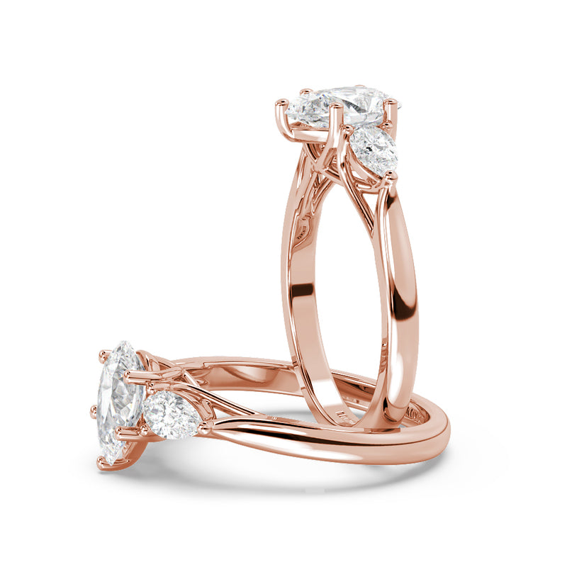 Montura Para Anillo de Compromiso Tres Piedras "Trinity Pera" en Oro Rosa de 18K