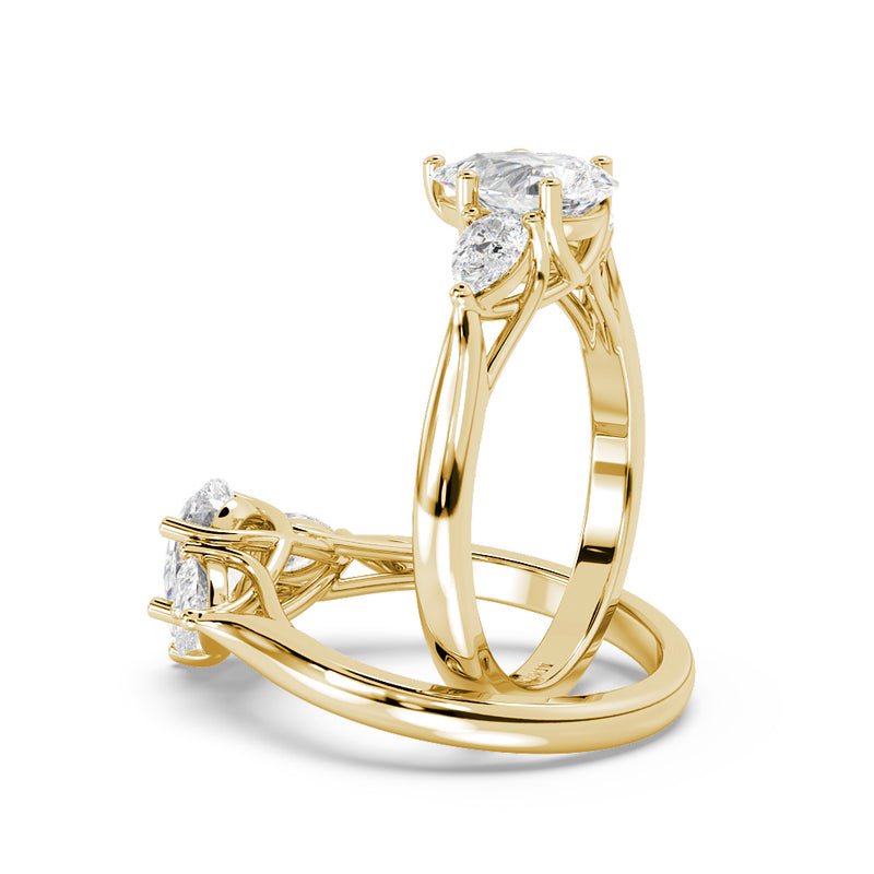 Montura Para Anillo de Compromiso Tres Piedras "Trinity Pera" en Oro Amarillo de 18K
