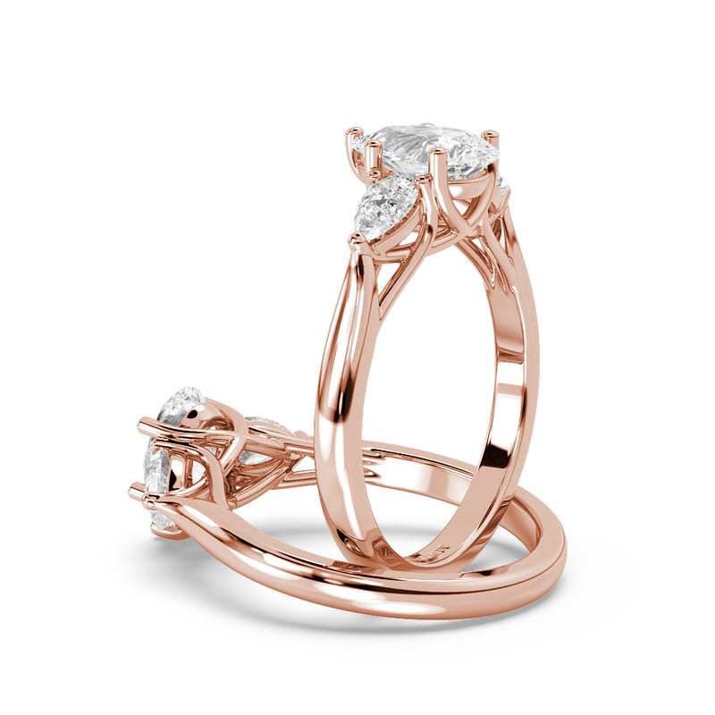 Montura Para Anillo de Compromiso Tres Piedras "Trinity Pera" en Oro Rosa de 18K