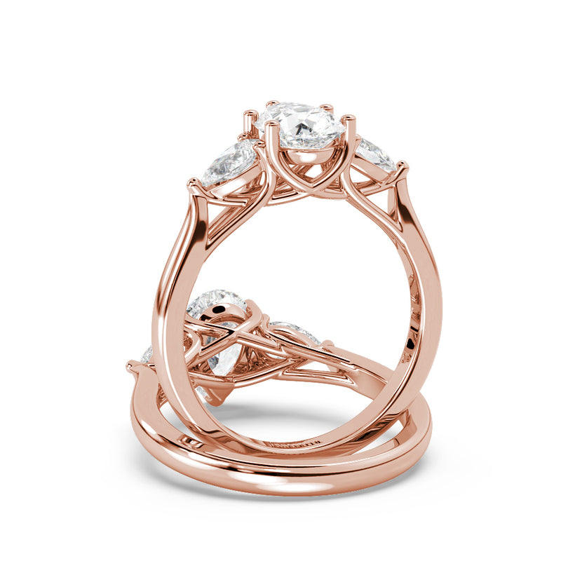 Montura Para Anillo de Compromiso Tres Piedras "Trinity Pera" en Oro Rosa de 18K