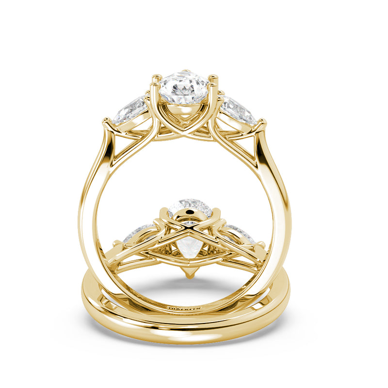 Montura Para Anillo de Compromiso Tres Piedras "Trinity Pera" en Oro Amarillo de 18K