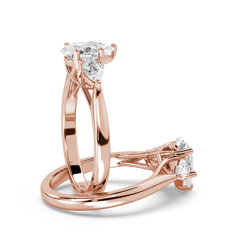 Montura Para Anillo de Compromiso Tres Piedras "Trinity Pera" en Oro Rosa de 18K