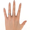 Anillo de Compromiso Estilo Halo de Diamantes Diseño Exclusivo Ancho de 2.0mm en Oro Blanco de 18k En La Mano